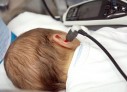 Auzul și văzul bebelușilor va fi testat la maternitate